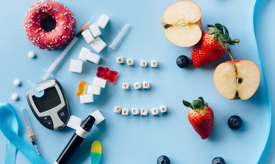 letter dices between fresh fruits and diabetes equipment on a blue surface